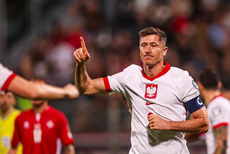 Lewandowski mở điểm cho Ba Lan