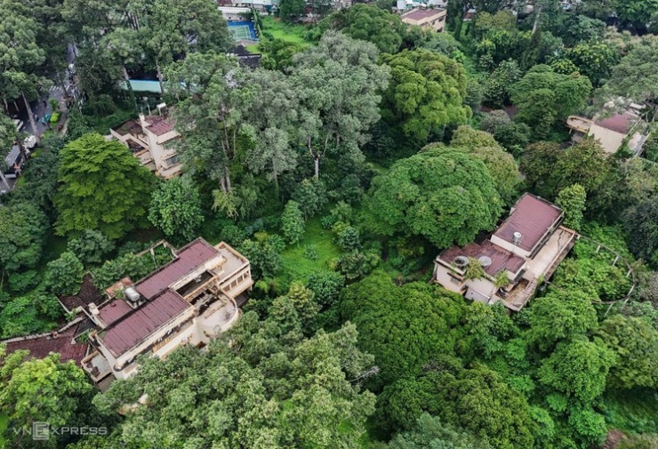 Khuôn viên khu đất sau khi dỡ bỏ một số biệt thự so với trước cải tạo. Ảnh: Thanh Tùng - Quỳnh Trần