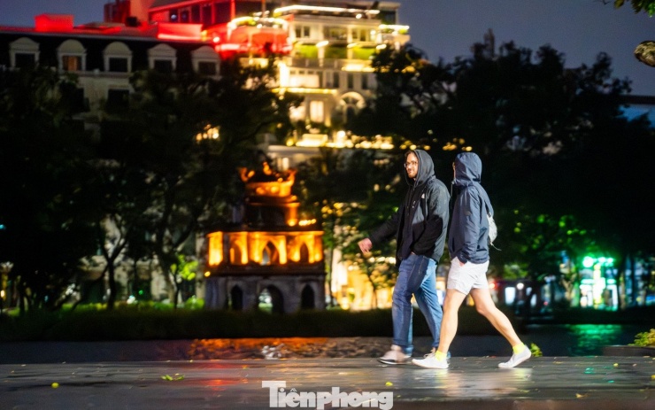 Người Hà Nội đốt lửa sưởi ấm trong đêm lạnh 12 độ C - 3