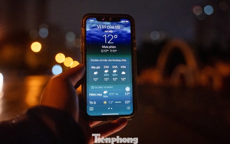 Người Hà Nội đốt lửa sưởi ấm trong đêm lạnh 12 độ C - 1