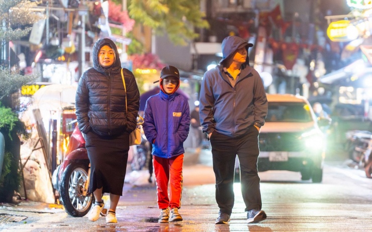 Người Hà Nội đốt lửa sưởi ấm trong đêm lạnh 12 độ C - 4