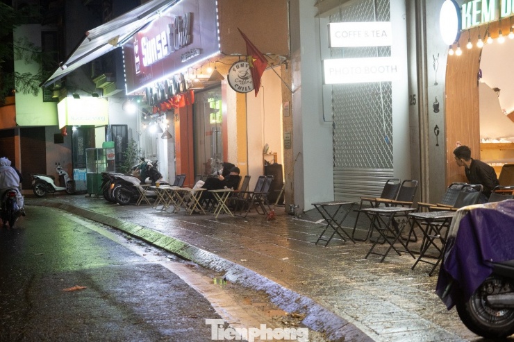 Người Hà Nội đốt lửa sưởi ấm trong đêm lạnh 12 độ C - 5