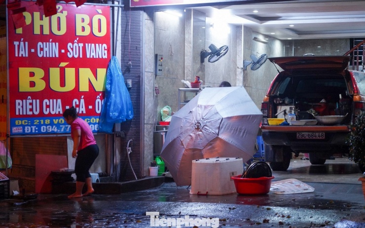 Người Hà Nội đốt lửa sưởi ấm trong đêm lạnh 12 độ C - 8