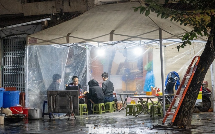 Người Hà Nội đốt lửa sưởi ấm trong đêm lạnh 12 độ C - 6