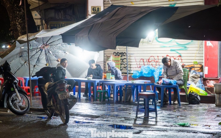 Người Hà Nội đốt lửa sưởi ấm trong đêm lạnh 12 độ C - 7