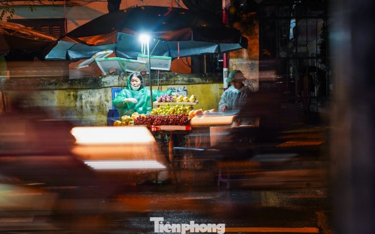 Người Hà Nội đốt lửa sưởi ấm trong đêm lạnh 12 độ C - 10