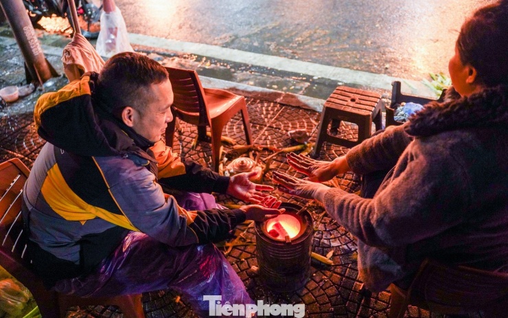 Người Hà Nội đốt lửa sưởi ấm trong đêm lạnh 12 độ C - 13