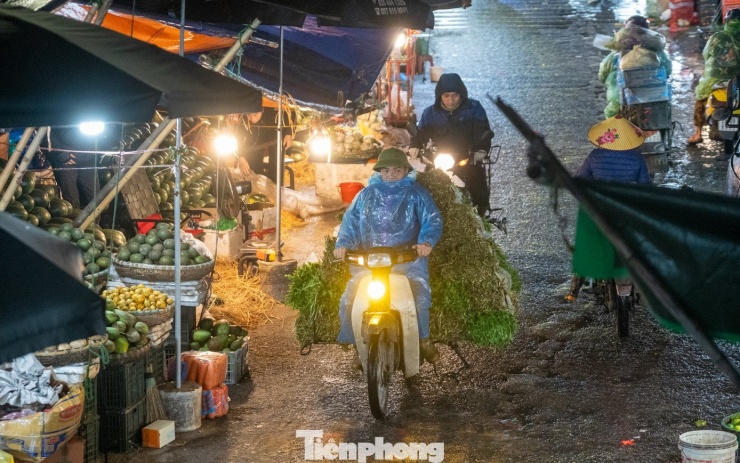 Người Hà Nội đốt lửa sưởi ấm trong đêm lạnh 12 độ C - 12