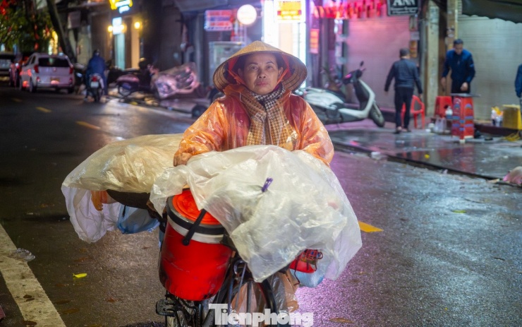 Người Hà Nội đốt lửa sưởi ấm trong đêm lạnh 12 độ C - 11