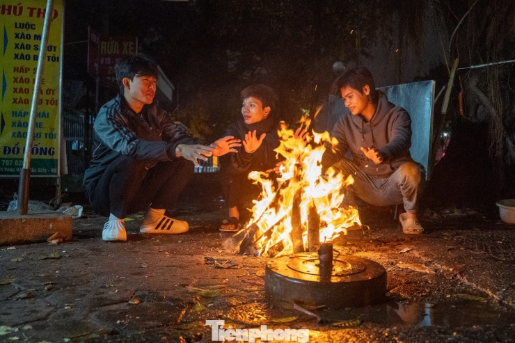 Người Hà Nội đốt lửa sưởi ấm trong đêm lạnh 12 độ C - 14