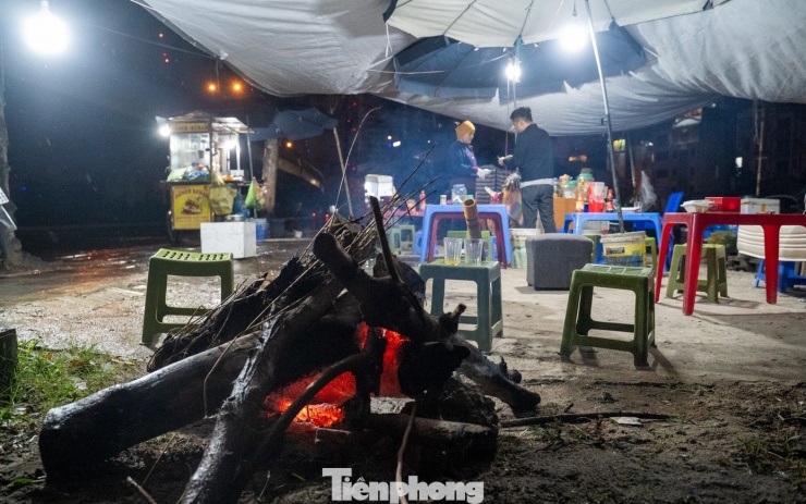 Người Hà Nội đốt lửa sưởi ấm trong đêm lạnh 12 độ C - 17