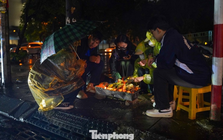 Người Hà Nội đốt lửa sưởi ấm trong đêm lạnh 12 độ C - 18