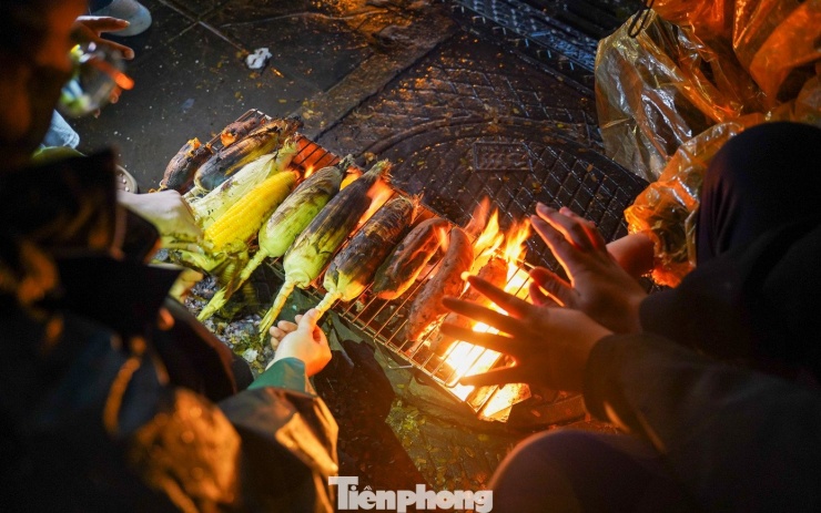 Người Hà Nội đốt lửa sưởi ấm trong đêm lạnh 12 độ C - 19