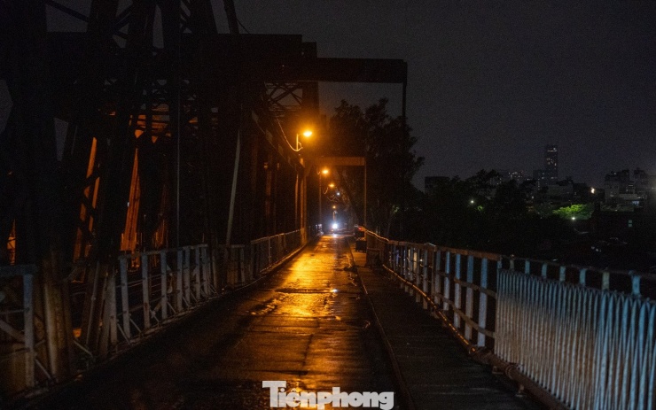 Người Hà Nội đốt lửa sưởi ấm trong đêm lạnh 12 độ C - 20