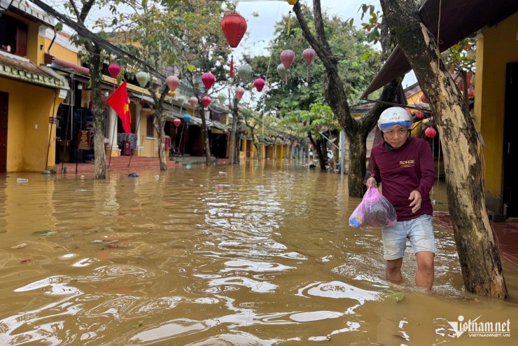 Hội An lại ngập sâu: Dân hối hả chạy lũ, du khách tò mò lội nước check-in - 2