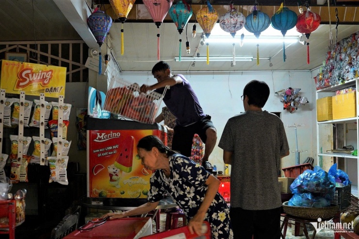 Hội An lại ngập sâu: Dân hối hả chạy lũ, du khách tò mò lội nước check-in - 5