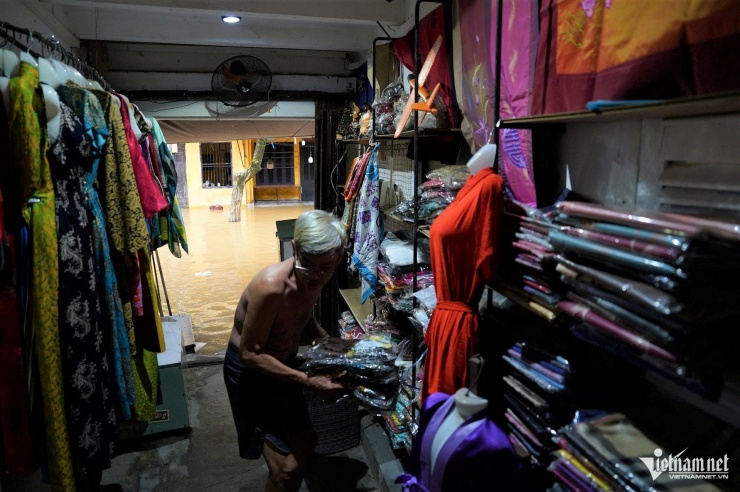 Hội An lại ngập sâu: Dân hối hả chạy lũ, du khách tò mò lội nước check-in - 6