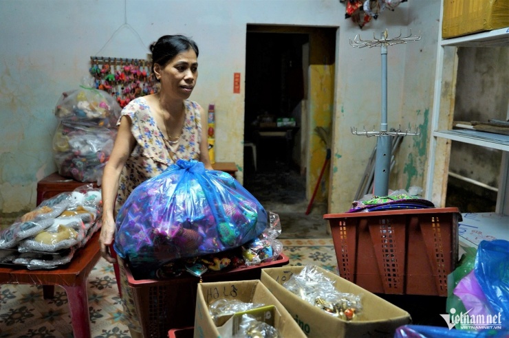 Hội An lại ngập sâu: Dân hối hả chạy lũ, du khách tò mò lội nước check-in - 7