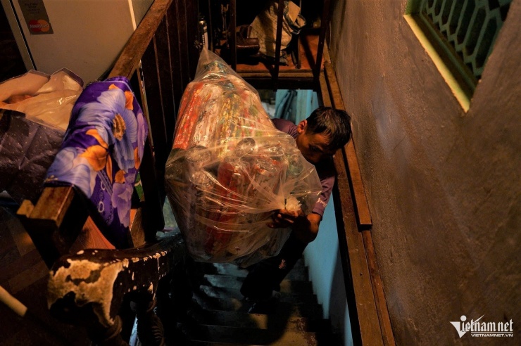 Hội An lại ngập sâu: Dân hối hả chạy lũ, du khách tò mò lội nước check-in - 9