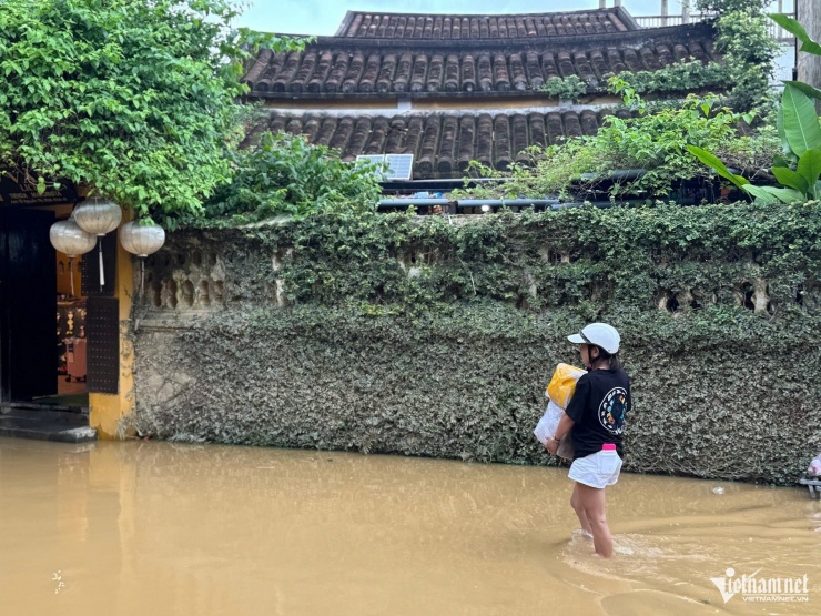 Hội An lại ngập sâu: Dân hối hả chạy lũ, du khách tò mò lội nước check-in - 11