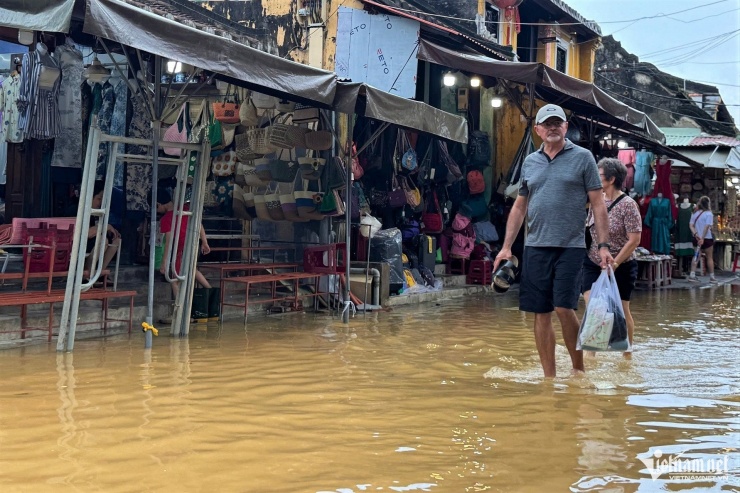 Hội An lại ngập sâu: Dân hối hả chạy lũ, du khách tò mò lội nước check-in - 15
