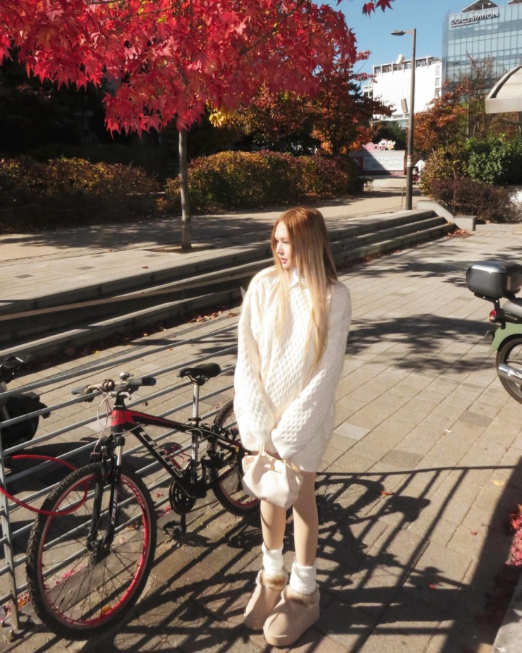 Xoài Non có chuyến vi vu ngày lạnh cùng Gil Lê. Hot girl diện outfit như các nữ sinh Hàn Quốc với áo len dáng oversized giấu quần, phối với ugg boots to sụ ấm áp.
