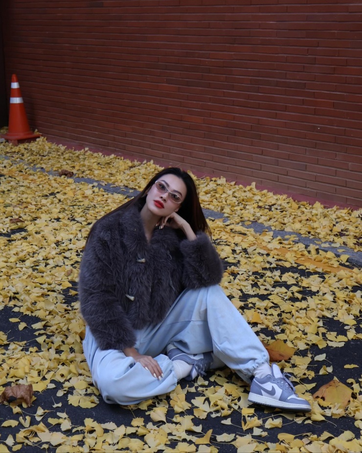 Áo khoác lông là kiểu đồ được Kim Duyên lựa chọn để vừa ấm áp, vừa giữ vẻ thời trang khi du lịch Hàn Quốc mùa thu.