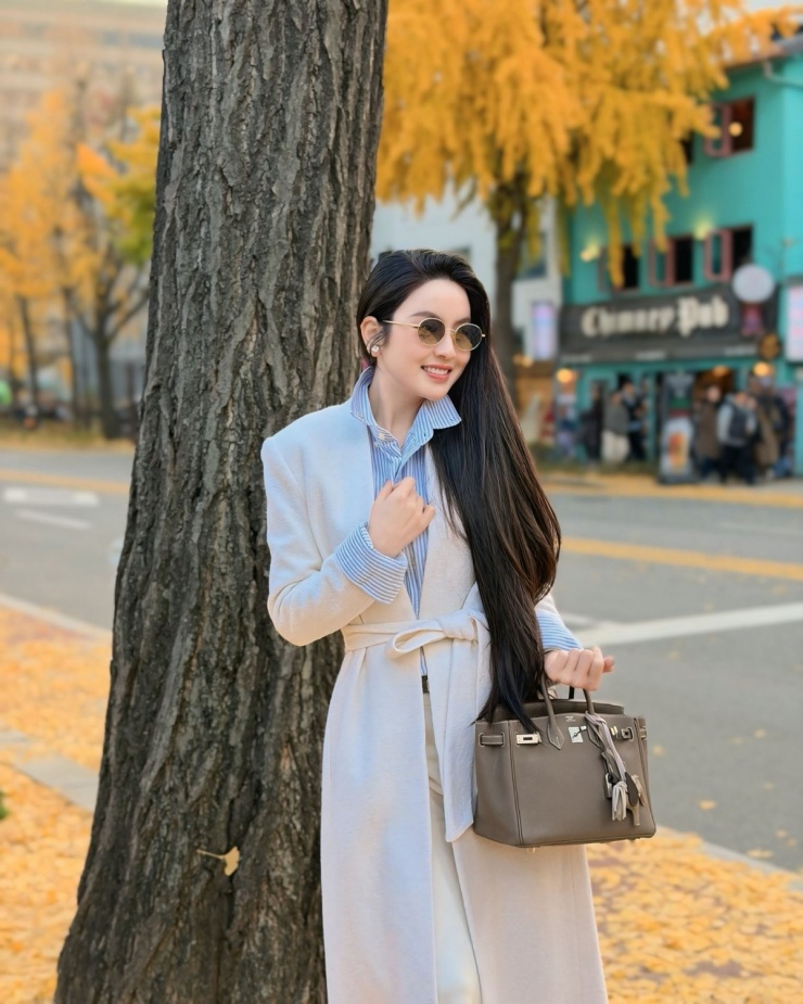 Chu Thanh Huyền thả dáng trên phố Seoul ngày thu. Bà xã cầu thủ Quang Hải giữ ấm bằng set đồ sang chảnh với áo sơ mi bẻ cổ cao, bên ngoài là măng tô trắng. Trên tay cô xách chiếc Hermes Birkin giá hơn 600 triệu đồng.