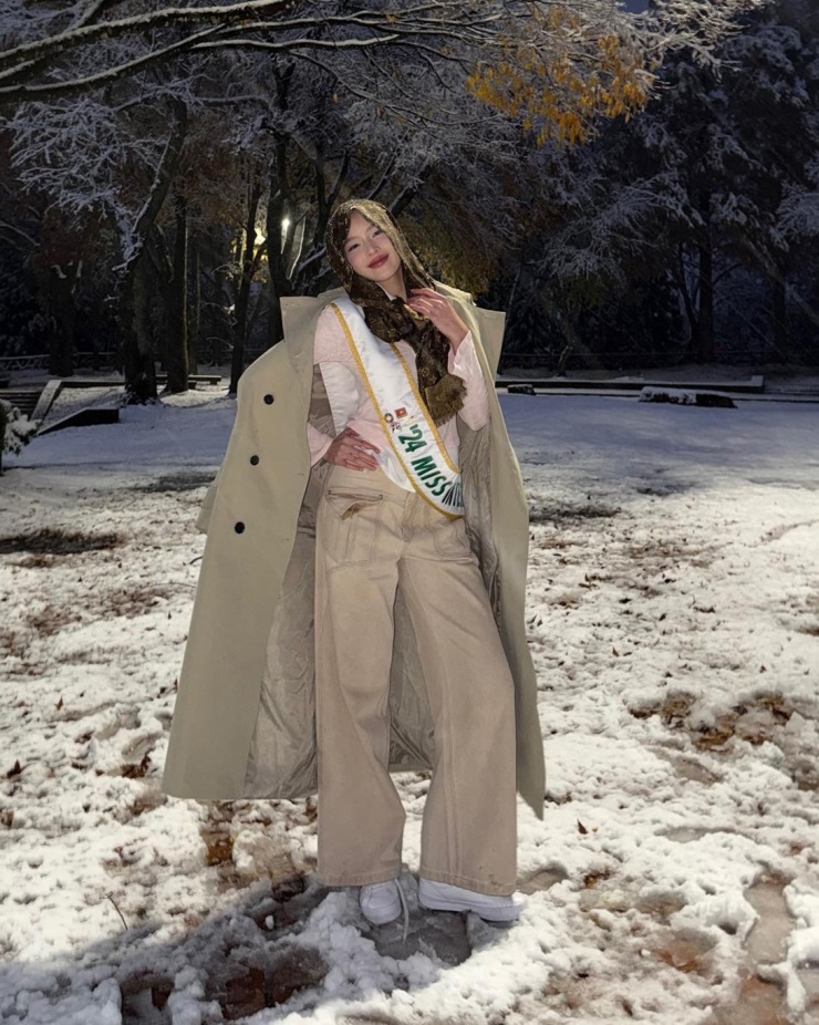 Hoa hậu Thanh Thủy chụp cùng cùng tuyết đầu mùa ở Nhật Bản. Mỹ nhân tôn vẻ thanh lịch qua bộ cánh tông be, với chiếc áo khoác trench coat - xu hướng lên ngôi mùa lạnh năm nay - làm điểm nhấn.