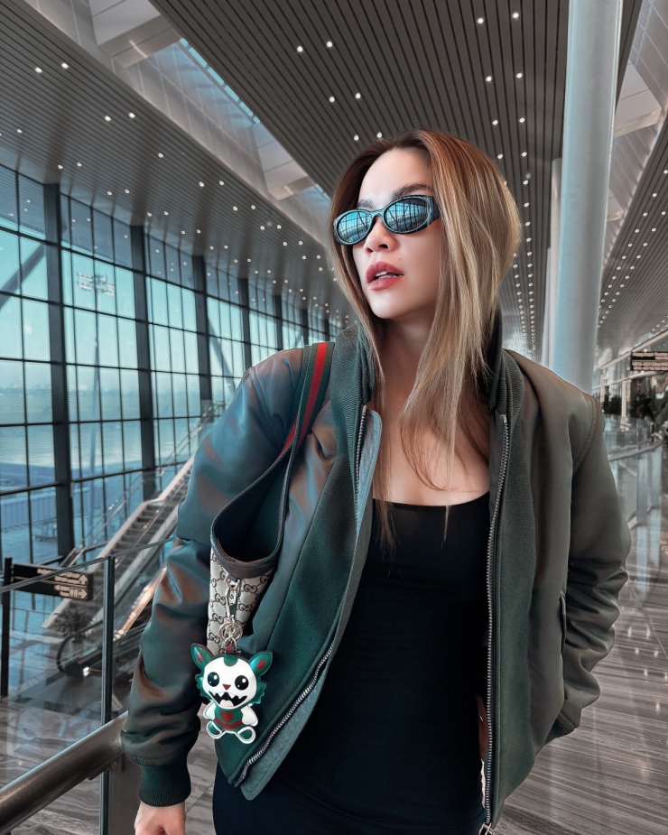 Hồ Ngọc Hà khoe bộ cánh ở sân bay với váy thun ôm body và áo khoác bomber jacket khỏe khoắn.