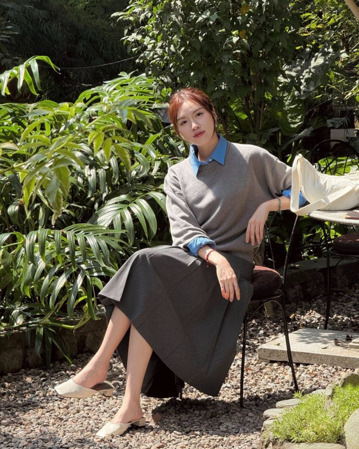 Kết hợp áo len bên ngoài áo sơ mi xanh cùng chân váy xếp ly, Thanh Thanh Huyền có diện mạo tươi trẻ ngày thu.