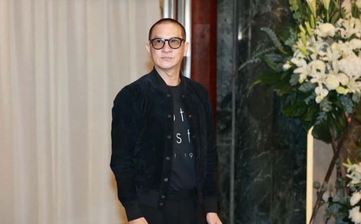 Trước đó, khi biết tin Hứa Thiệu Hùng nguy kịch, Xa Thi Mạn và nhiều đồng nghiệp đã nhanh chóng gác công việc để tới bệnh viện nhìn mặt cha nuôi lần cuối. Xa Thi Mạn chia sẻ dù nam diễn viên đã qua đời, cô cũng sẽ thay cha chăm sóc người thân của ông.