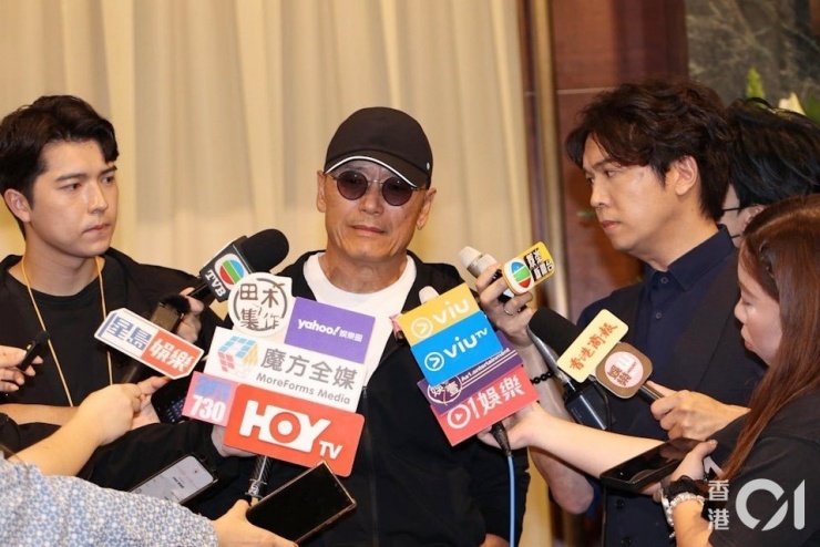 Tại lễ tang, nam diễn viên Miêu Kỳ Vỹ đã không giấu nổi sự xúc động, rơi nước mắt nói lời từ biệt người bạn, người anh thân thiết. Nhiều đồng nghiệp không thể có mặt đã tặng vòng hoa hoặc dùng việc quyên góp để bày tỏ niềm thương tiếc trước sự ra đi đột ngột của Hứa Thiệu Hùng như Cổ Thiên Lạc, Thành Long, Ngô Ngạn Tổ, Hồ Hạnh Nhi, Lâm Phong, Tuyên Huyên, Dư An An, Quan Cúc Anh, Khương Hạo Văn và vợ Triệu Ninh, Châu Lệ Kỳ, Tiền Gia Lạc, Trịnh Du Linh, Uyển Quỳnh Đan...