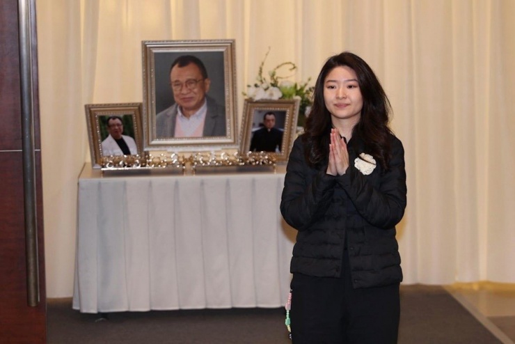 Con gái Hứa Thiệu Hùng, Hứa Huệ Tinh khi trả lời phỏng vấn đã gửi lời cảm ơn tới sự giúp đỡ của các nghệ sĩ, sự tôn trọng của truyền thông. Cô chia sẻ: "Cha tôi ra đi quá đột ngột, đến giờ tôi vẫn không tin đó là sự thật. Cha tôi là người có trách nhiệm và đã chăm sóc tôi nhiều năm. Điều hối tiếc nhất là tôi không có đủ thời gian để báo hiếu với ông và chưa kịp hoàn thành mong muốn của cha là được bế cháu".