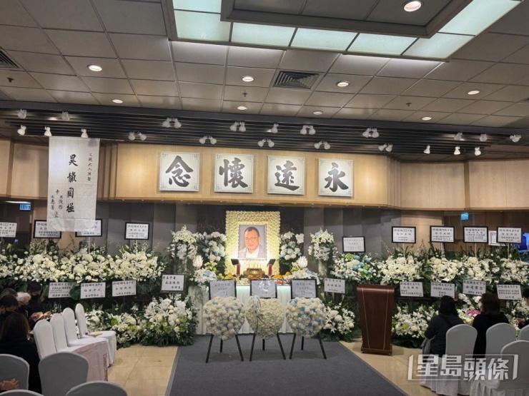 Trang HK01 đưa tin lễ tang cố nghệ sĩ Hứa Thiệu Hùng diễn ra ngày 18/11. Gia đình tổ chức tang lễ tại sảnh Bảo Phúc, tầng trệt của Nhà tưởng niệm Bảo Phúc. Nhiều nghệ sĩ như Xa Thi Mạn, Huỳnh Tử Hoa, Huỳnh Tông Trạch, Trương Gia Huy, Huỳnh Thúy Như, Tiêu Chính Nam, Quách Tấn An, Quan Lễ Kiệt, Miêu Kiều Vỹ, Thích Mỹ Trân, Huỳnh Hạo Nhiên, Đàm Tuấn Ngạn, Khâu Lễ Đào, Lê Diệu Tường, Mạch Trường Thanh, Đỗ Kỳ Phong... đã tới đưa tiễn.