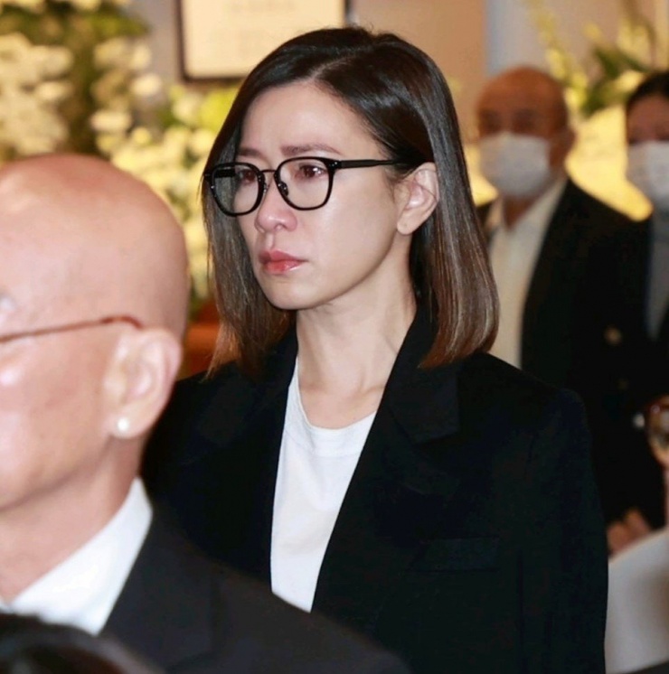 Con gái nuôi của ông, nữ diễn viên Xa Thi Mạn chia sẻ: "Cha nuôi là người tôi vô cùng tôn trọng. Tôi quen ông từ rất lâu qua những lần ông đóng vai cha của tôi. Mỗi lần đóng phim, ông luôn nghiêm túc, thậm chí khi gia đình có việc gấp ông cũng cố gắng hoàn thành vai diễn để không làm lãng phí công sức tiền bạc của mọi người. Tinh thần và trách nhiệm của ông là bài học mà tôi luôn khắc ghi".