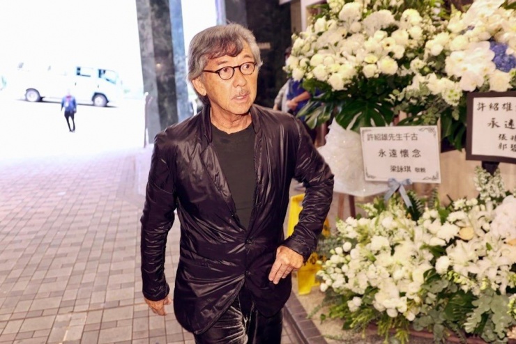 Nam ca sĩ gạo cội Lâm Tử Tường tới tang lễ để chia buồn cùng gia quyến và tiễn biệt Hứa Thiệu Hùng.