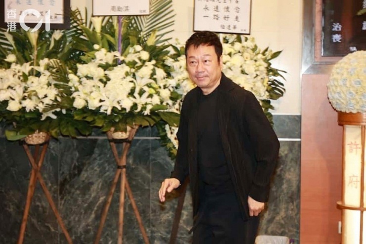 Tại linh đường, gia đình nam nghệ sĩ quá cố cũng sắp xếp khung thời gian để khán giả yêu mến ông có thể đến viếng. Có không ít người hâm mộ đã có mặt từ sớm để đưa tiễn ông đoạn đường cuối cùng. Trong ảnh là nam diễn viên Lê Diệu Tường có mặt tại lễ viếng.