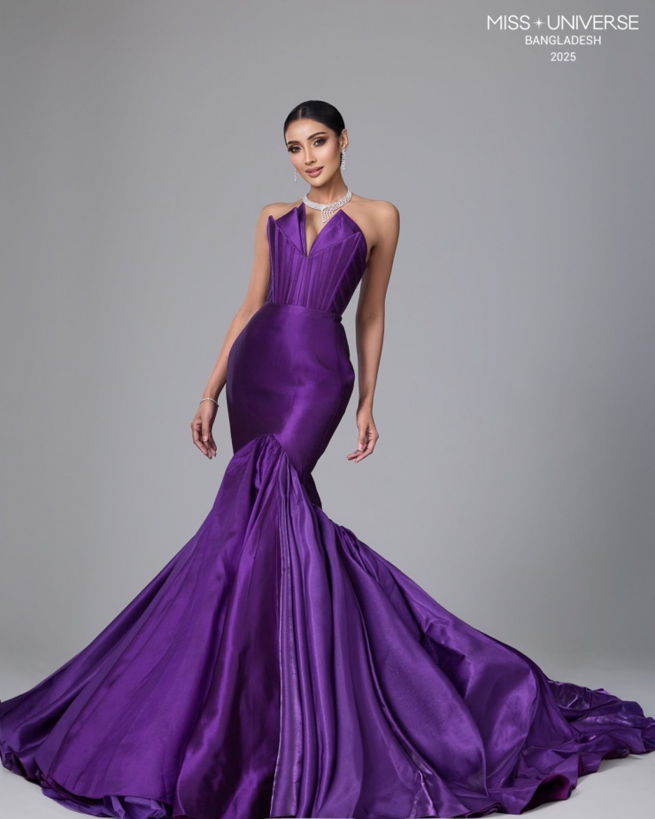  Miss Universe Bangladesh tạo dáng ở hậu trường.