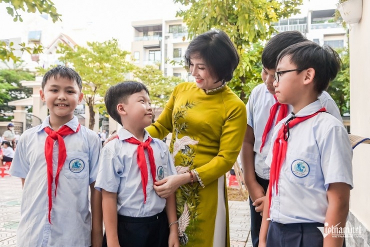 Cô, trò trường Tiểu học Nguyễn Tất Thành (Ninh Bình) trong lễ khai giảng năm học mới 2025-2026. Ảnh: Phạm Trọng Tùng