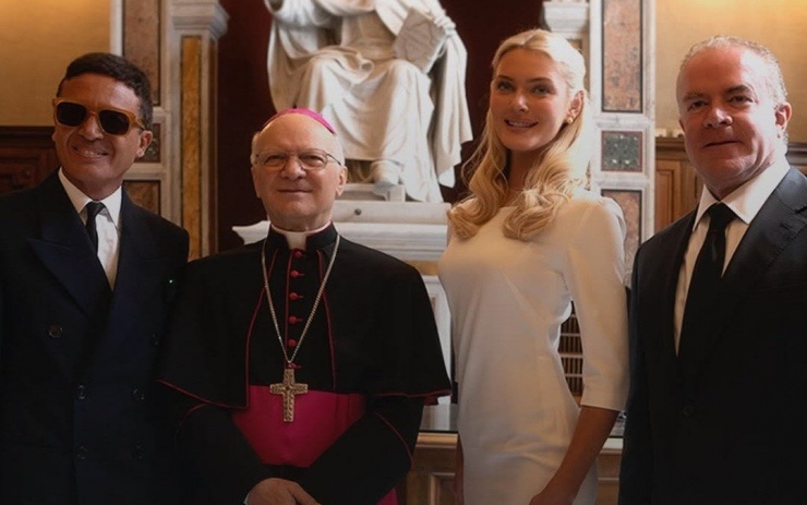 Ông Omar Harfouch (ngoài cùng bên trái) chụp ảnh cùng ông Raul Rocha và đương kim Hoa hậu Hoàn vũ Victoria Kjær Theilvig.