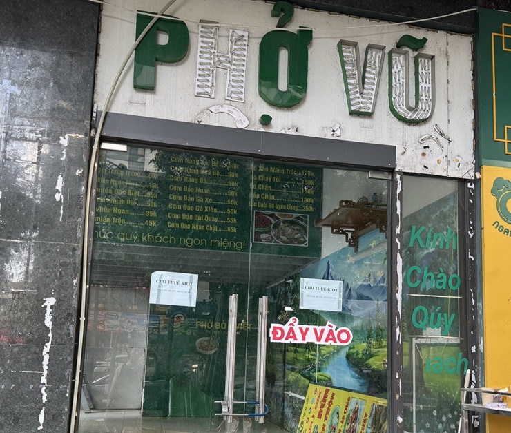 Một quán phở đóng cửa, treo biển cho thuê mặt bằng. Ảnh minh họa: D.A