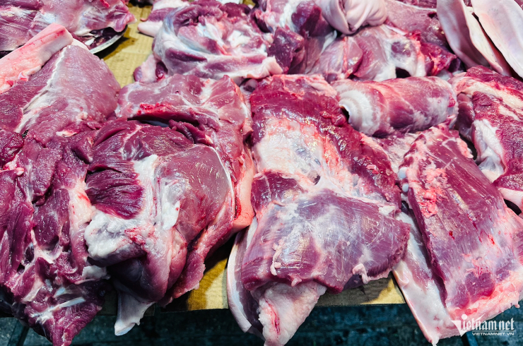 Giá thịt lợn ngoài chợ vẫn đắt đỏ bất chấp giá lợn hơi xuất chuồng giảm về mức rất thấp. Ảnh: TA
