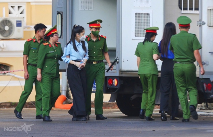 Các bị cáo được dẫn thẳng vào khu vực lưu phạm.