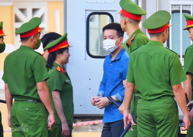 Quang Linh Vlogs xuất hiện tại tòa.