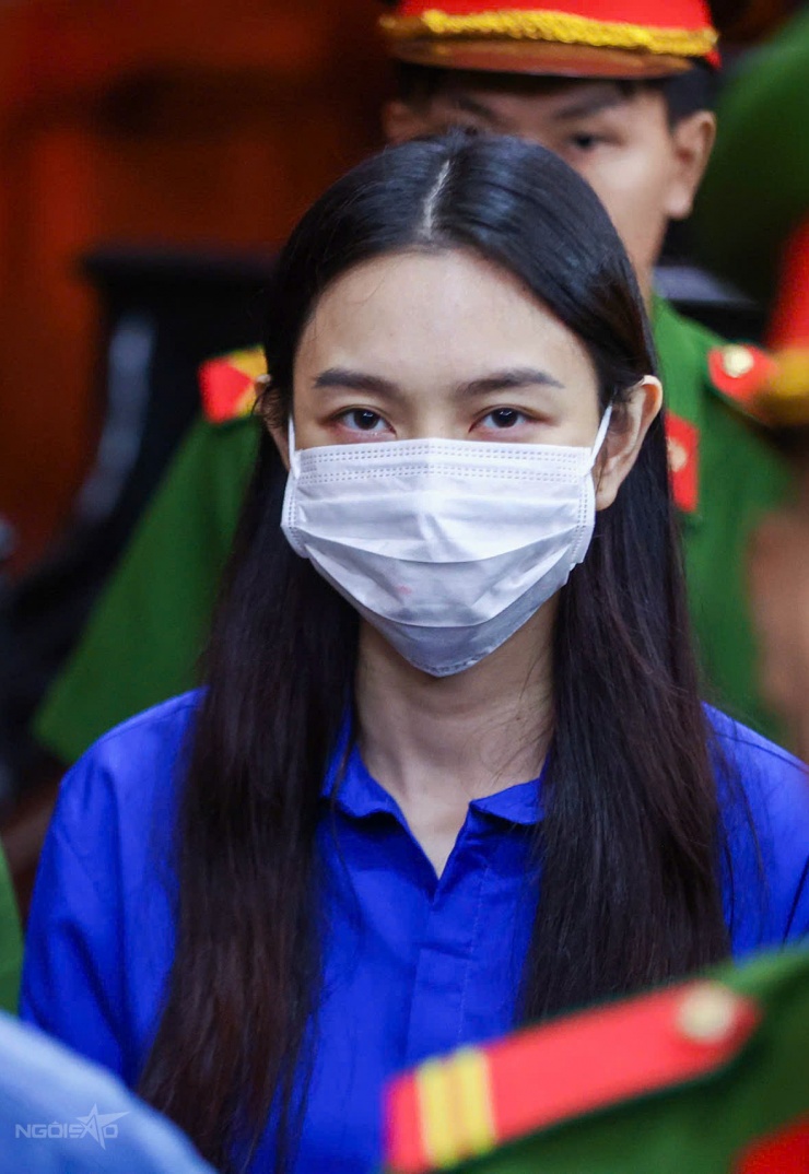 Cô trông gầy hơn so với trước lúc bị bắt, đôi mắt lộ quầng thâm.