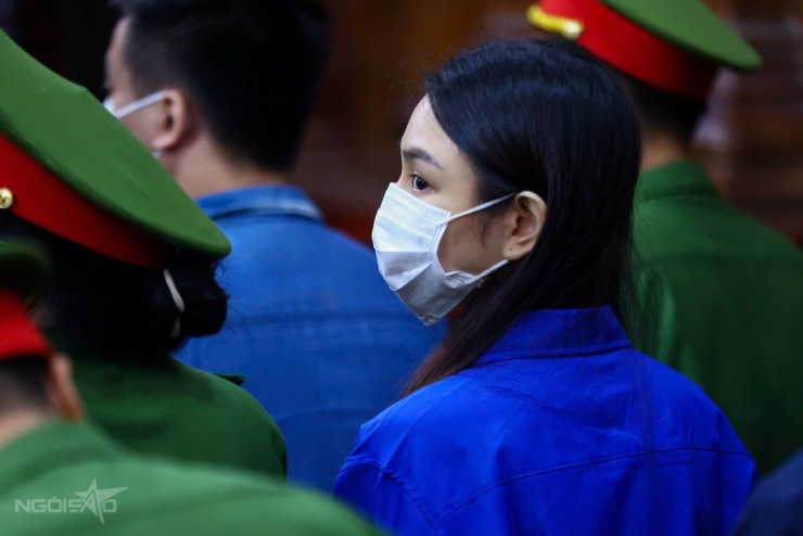 Thi thoảng, Thùy Tiên quanh đầu nhìn về phía luật sư và người thân.