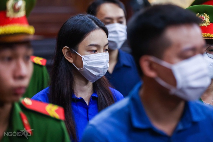 Dù đeo khẩu trang kín mặt, Thùy Tiên lộ rõ vẻ u buồn.