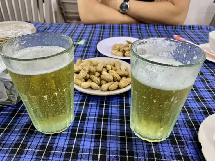 Lạm dụng rượu bia quá mức sẽ khiến cơ thế thiếu chất và khó hấp thu dinh dưỡng. Ảnh: HẠ QUYÊN