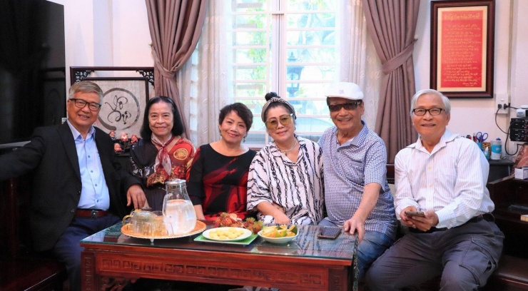 NSND Trần Hiếu cùng bạn bè.